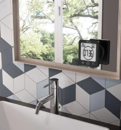 Merkloos Badkamerklok Digitaal - Douche Timer & Klok - Zuignap - Zwart -Mooie Badkamer 1113x1200